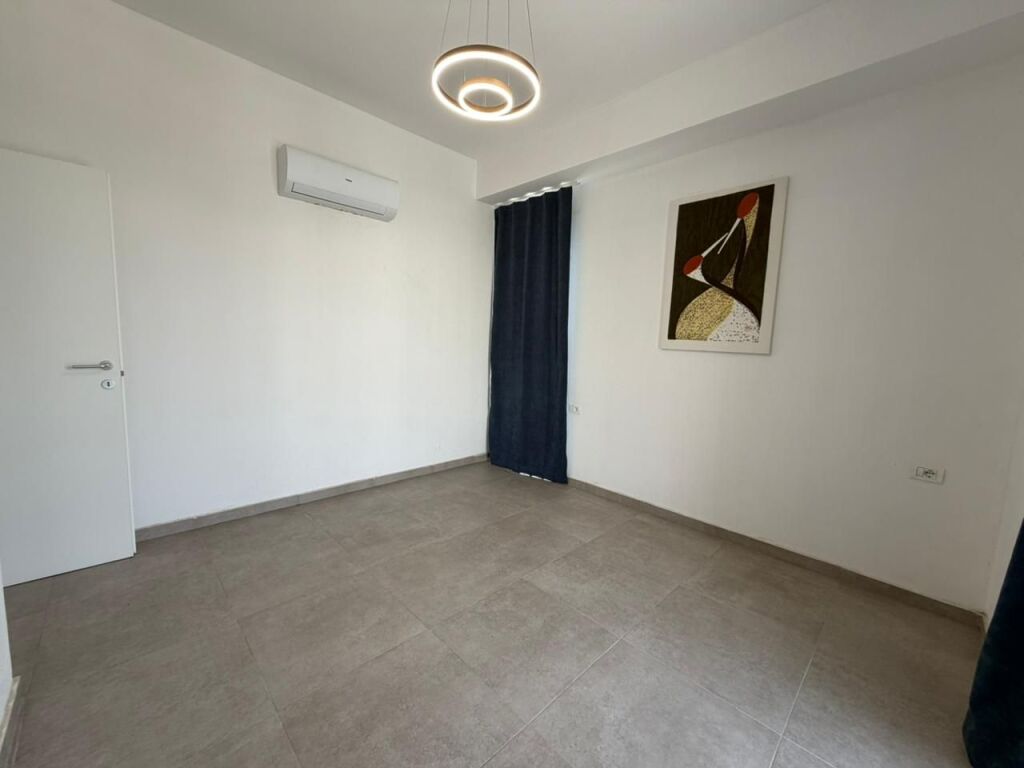 Affitto appartamento 2+1  A 5 Maji  Primo piano palazzo con ascensore  Parzialmente arredato prezzo 400 euro