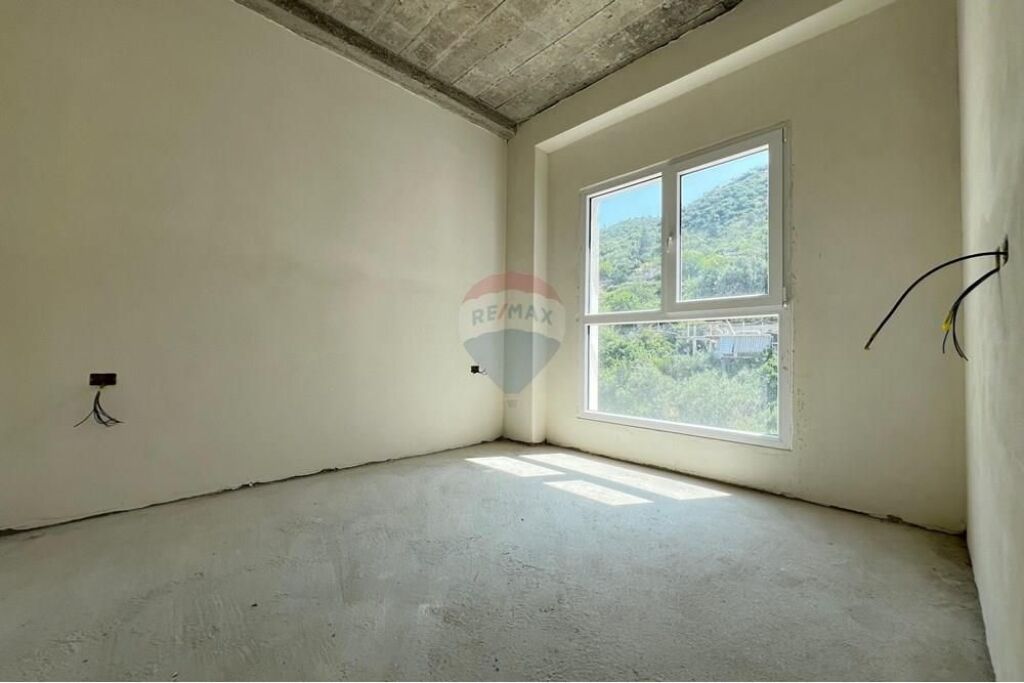 🏡 Apartament 1+1 për Shitje – Lungomare, Vlorë
