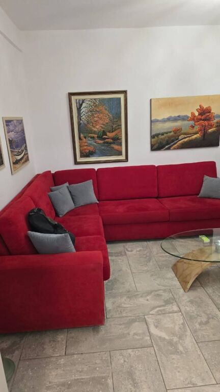 JEPET ME QERA APARTAMENT 2+1, RRUGA E DIBRES , NE MEDRESE (AFËR QENDRËS)

