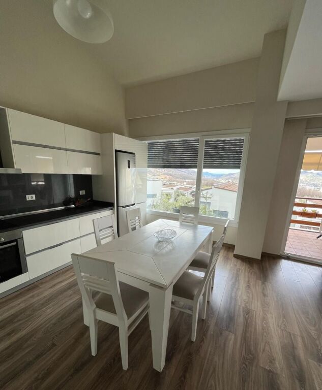 Jepet me qera Apartamenti 2+1+2 , Rezidenc Long Hill mbrapa Teg 1500 euro