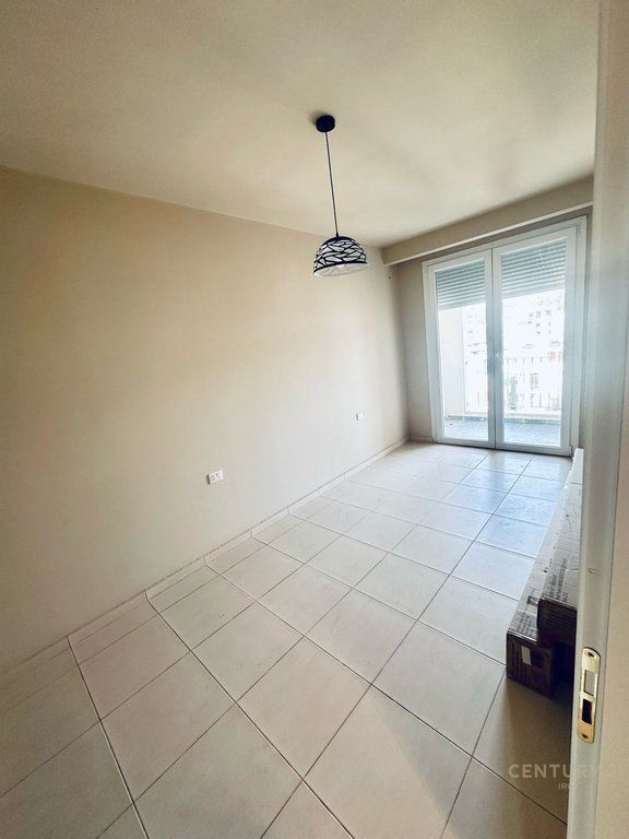 Apartament 2 + 1 për shitje tek Shkëmbi i Kavajës