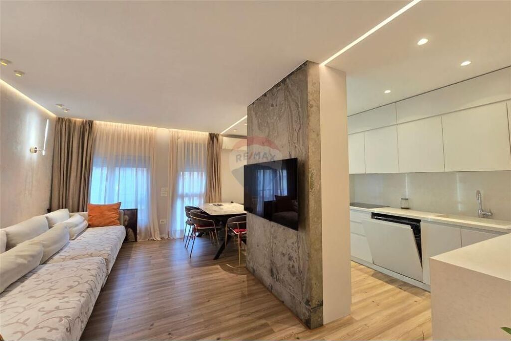 Apartament 2+1 me qera Pazari Ri