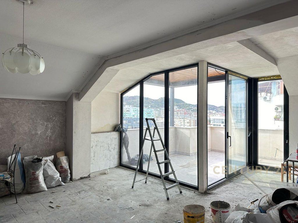Shitet duplex në zonën e Komunës së Parisit, Tiranë