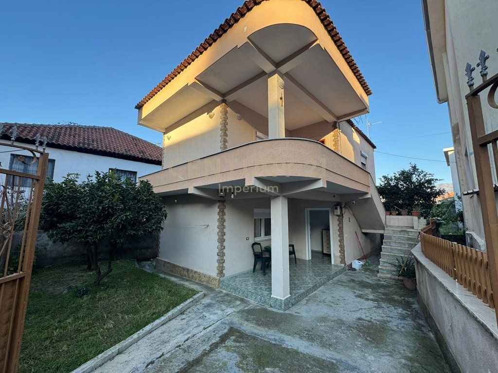 EKSKLUZIVE , Vilë 2-katëshe për shitje – Mundësi ideale banimi dhe investimi