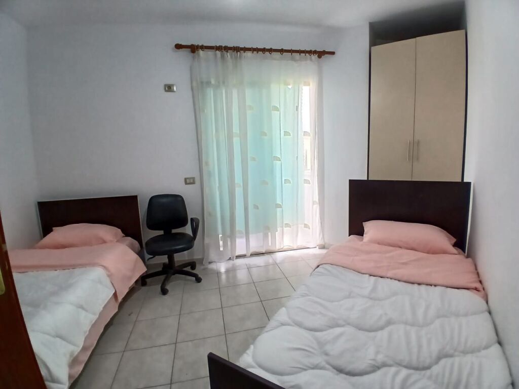 Jepet me qera apartament 2+1 tek ish Stacioni Trenit shume prane Bulevardit Zogu i Pare dhe unazes.