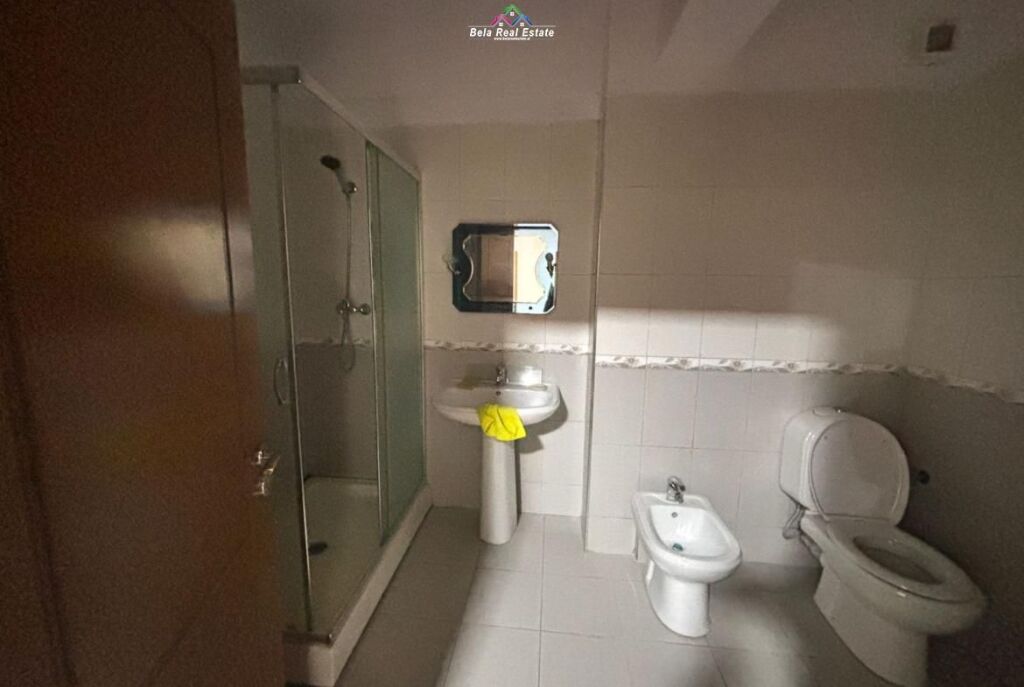 Zyre Me Qera tek Komuna e Parisit ( ID BZ2869) Tirane