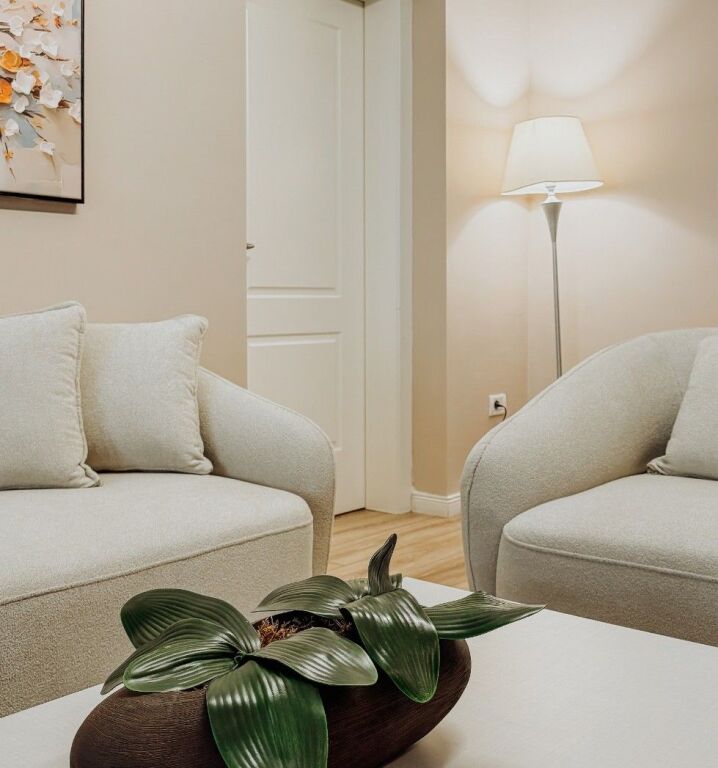🏡 Apartament luksoz 2+1 + garderobë me qira në Qendër (Myslym Shyri)