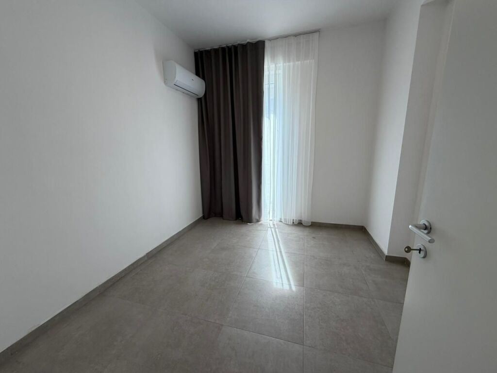 Affitto appartamento 2+1  A 5 Maji  Primo piano palazzo con ascensore  Parzialmente arredato prezzo 400 euro