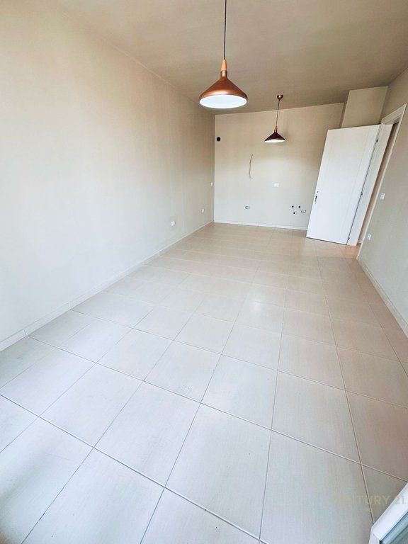 Apartament 2 + 1 për shitje tek Shkëmbi i Kavajës