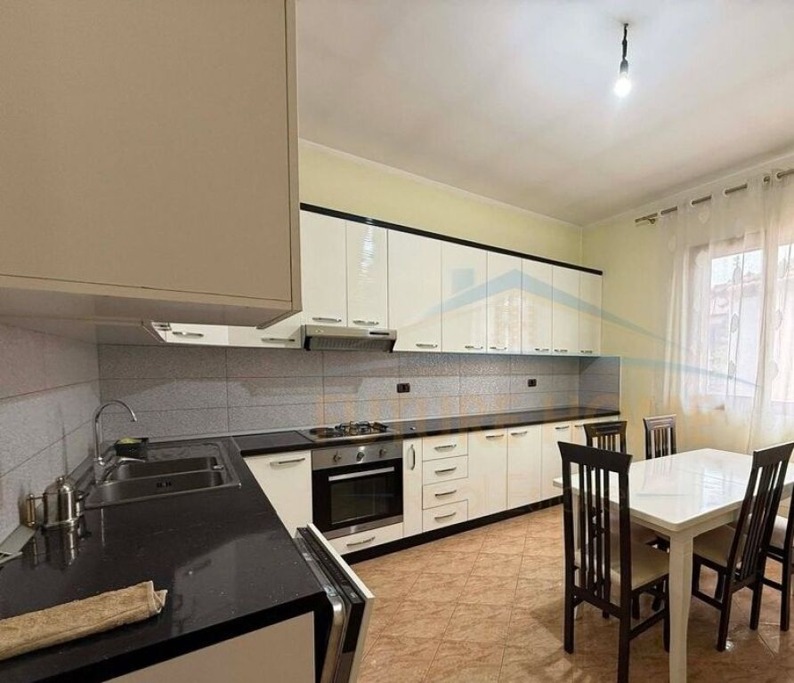 Qera, Shtëpi Private 2+1 + 2 Vende Parkimi, Rruga “Ferhat Draga”, Laprakë