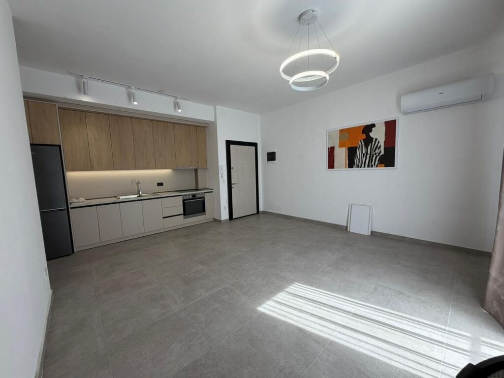 Affitto appartamento 2+1  A 5 Maji  Primo piano palazzo con ascensore  Parzialmente arredato prezzo 400 euro
