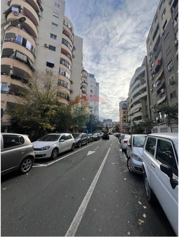 Apartament - Për Shitje - Komuna e Parisit, Tiranë