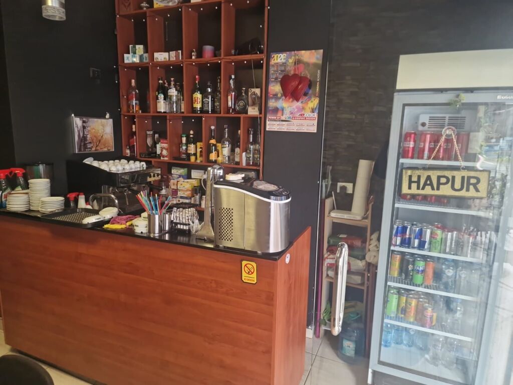 Locale commerciale in vendita vicino a 21 Dhjetori