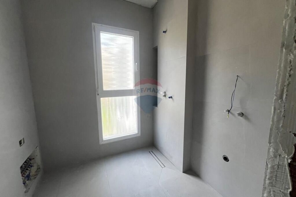 🏡 Studio Apartment for Sale – Lungomare, Vlorë