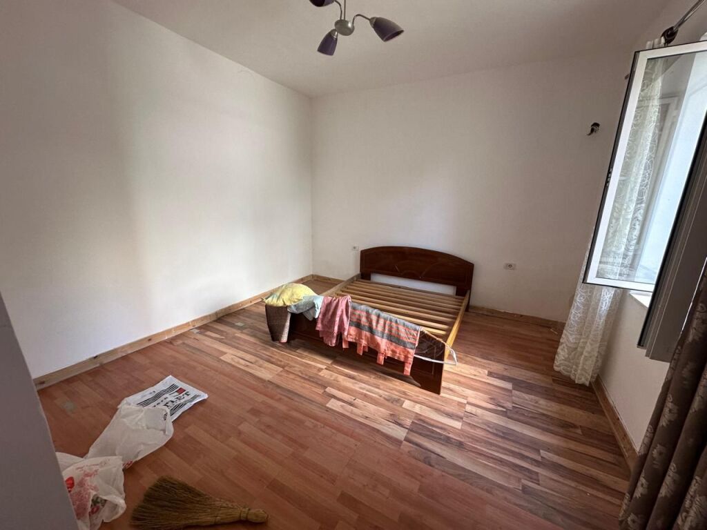 🏡Via Barrikadave, affittasi il primo piano di una villa 1+1, parzialmente arredata 50.000 Leke