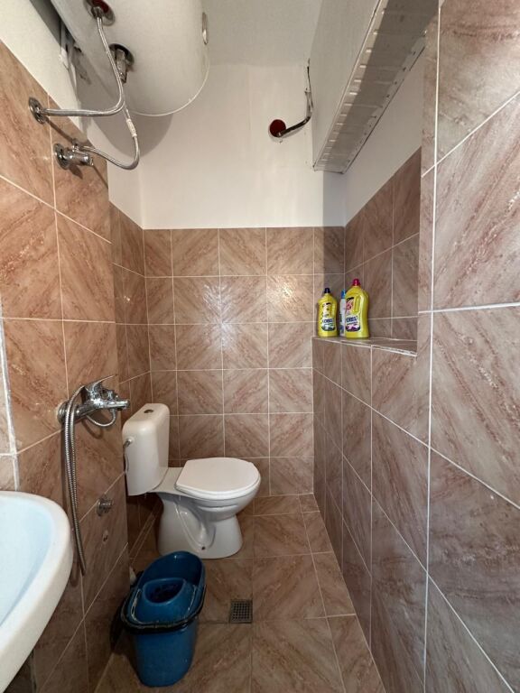 🏡Via Barrikadave, affittasi il primo piano di una villa 1+1, parzialmente arredata 50.000 Leke
