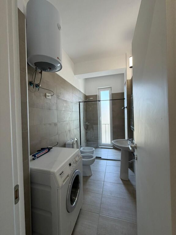 Affitto appartamento 2+1  A 5 Maji  Primo piano palazzo con ascensore  Parzialmente arredato prezzo 400 euro