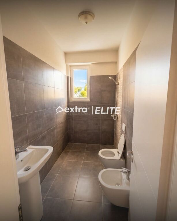 Shitet Apartament 3+1+2 Komuna e Parisit, Tiranë
