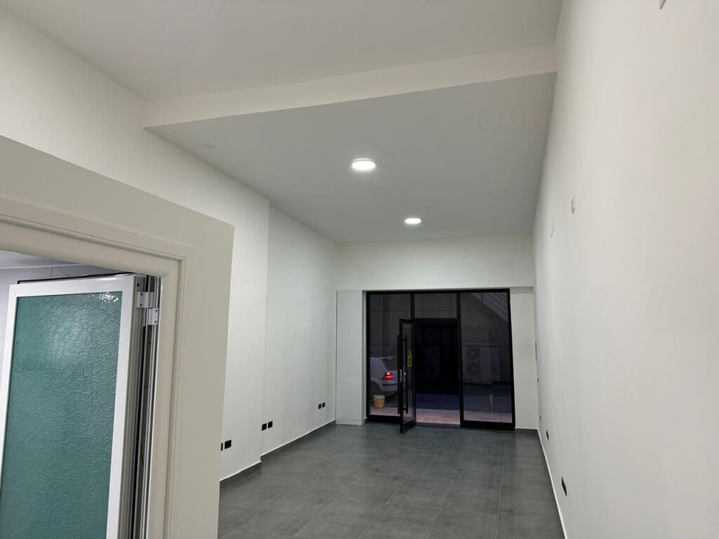 LOCALE COMMERCIALE IN AFFITTO CENTRO, DURRES