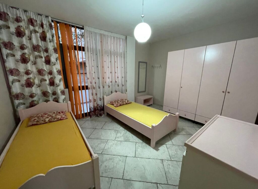 Casa 2+1+2 in affitto, vicino alla Scuola Rossa, via Qemal Stafa, 650 mila lek