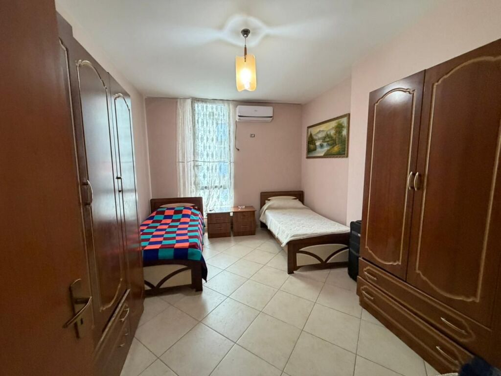 🏡 JEPET ME QERA 2+1 – 📍  Yzberisht (pranë Big Market)💶 Çmimi: 450 € / muaj  
