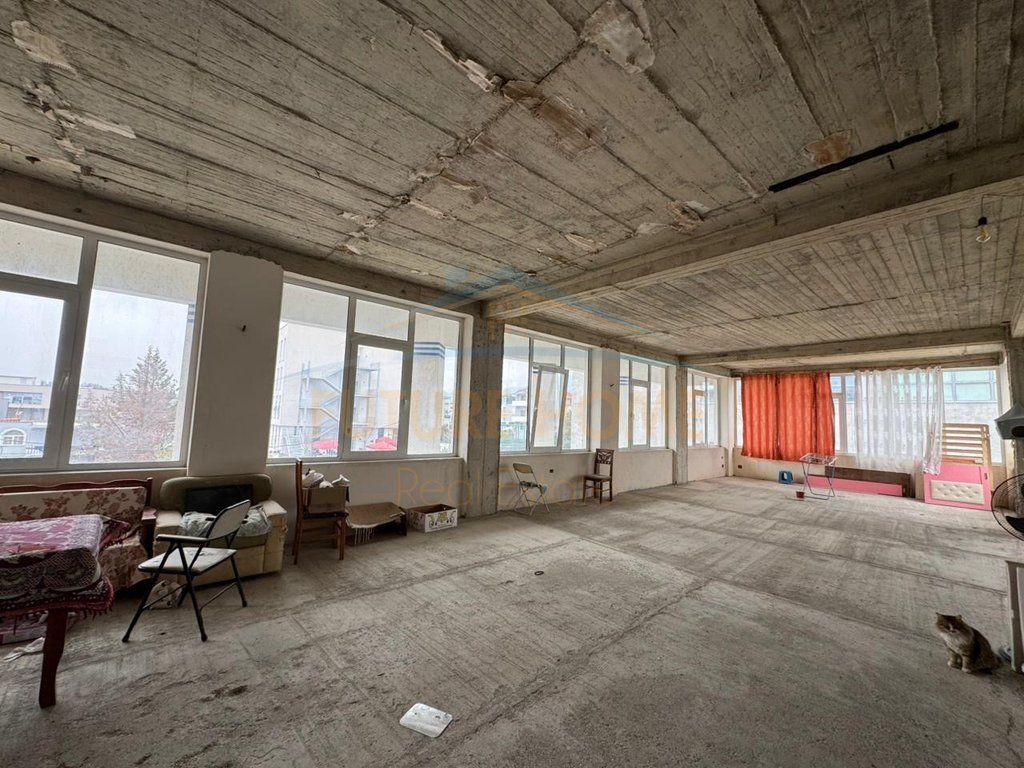 Rent, Business Building, Lundër