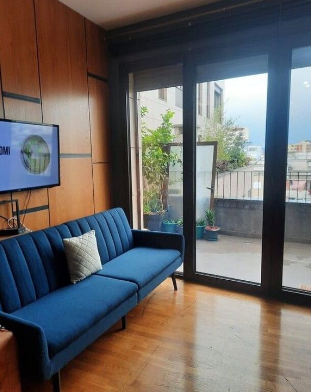 🏡 Apartament 1+1 me Qira – RRUGA E BARRIKADAVE – QENDËR, TIRANË! 1,000 € /Muaj