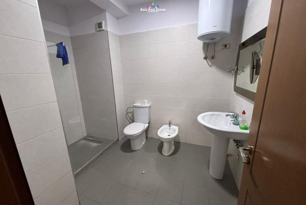 Zyre Me Qera tek Komuna e Parisit ( ID BZ2869) Tirane