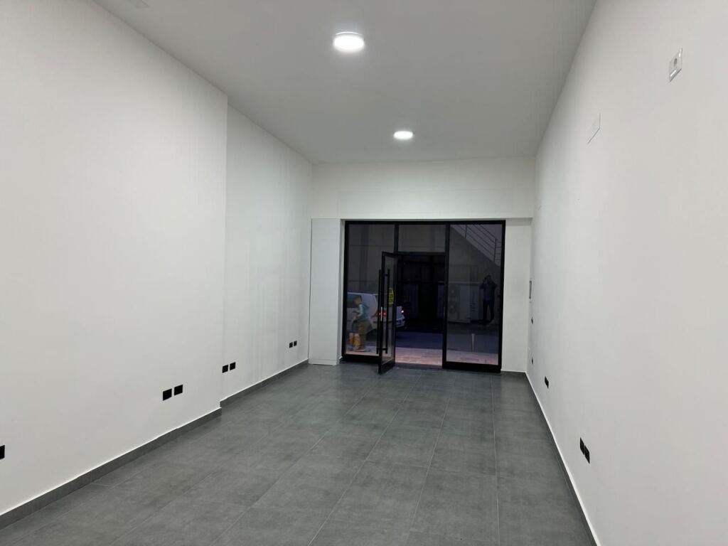 LOCALE COMMERCIALE IN AFFITTO CENTRO, DURRES