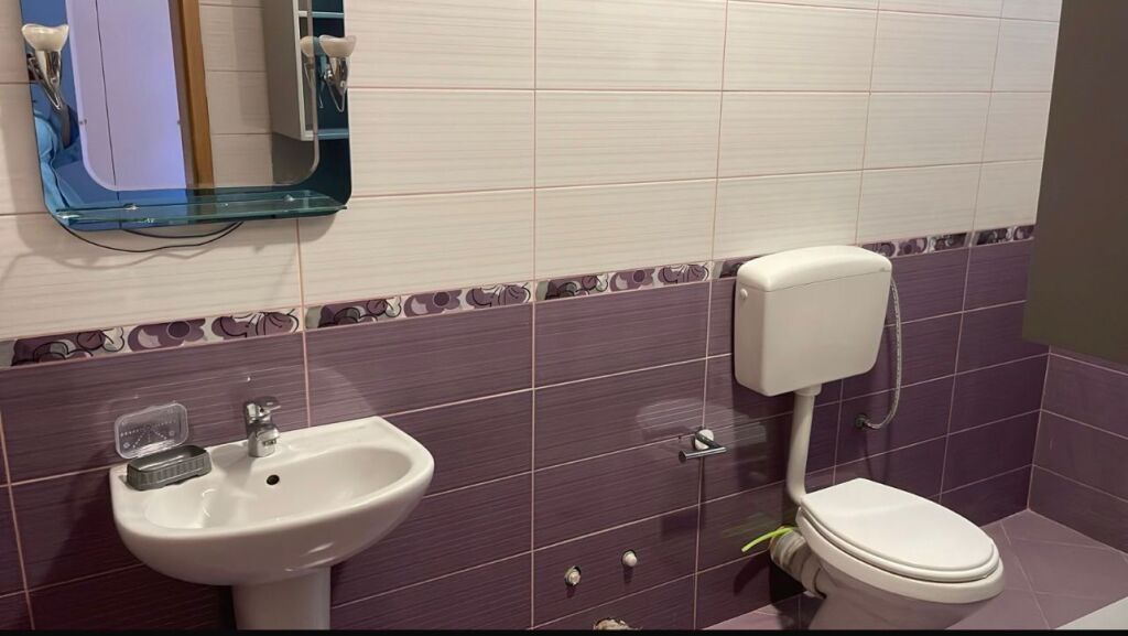 Casa 2+1+2 in affitto, vicino alla Scuola Rossa, via Qemal Stafa, 650 mila lek