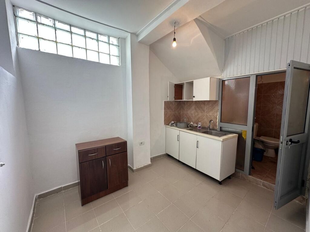 🏡Via Barrikadave, affittasi il primo piano di una villa 1+1, parzialmente arredata 50.000 Leke