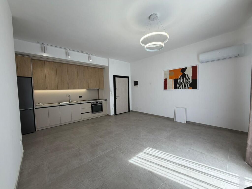 Affitto appartamento 2+1  A 5 Maji  Primo piano palazzo con ascensore  Parzialmente arredato prezzo 400 euro