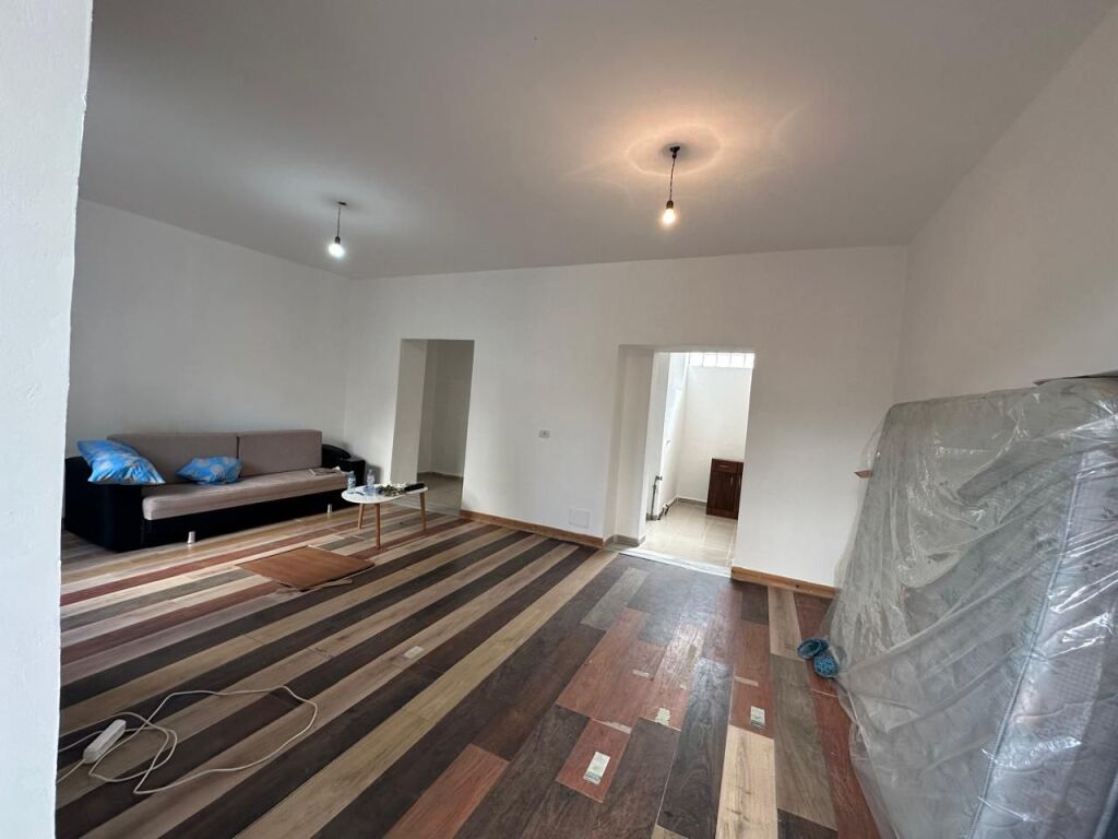 🏡Via Barrikadave, affittasi il primo piano di una villa 1+1, parzialmente arredata 50.000 Leke