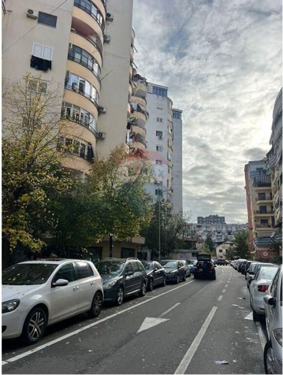 Apartament - Për Shitje - Komuna e Parisit, Tiranë