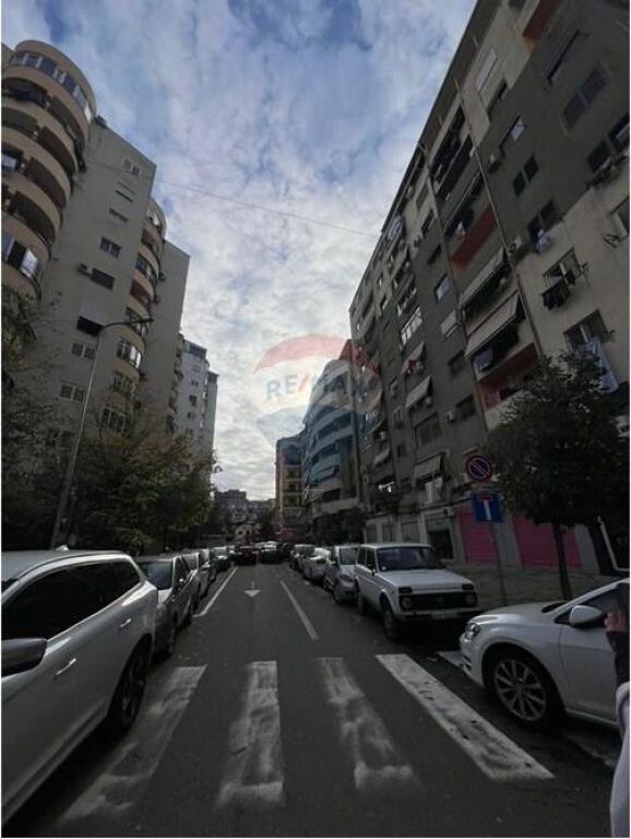 Apartament - Për Shitje - Komuna e Parisit, Tiranë