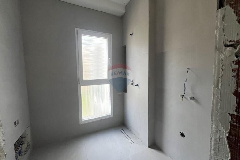 🏡 Studio Apartment for Sale – Lungomare, Vlorë