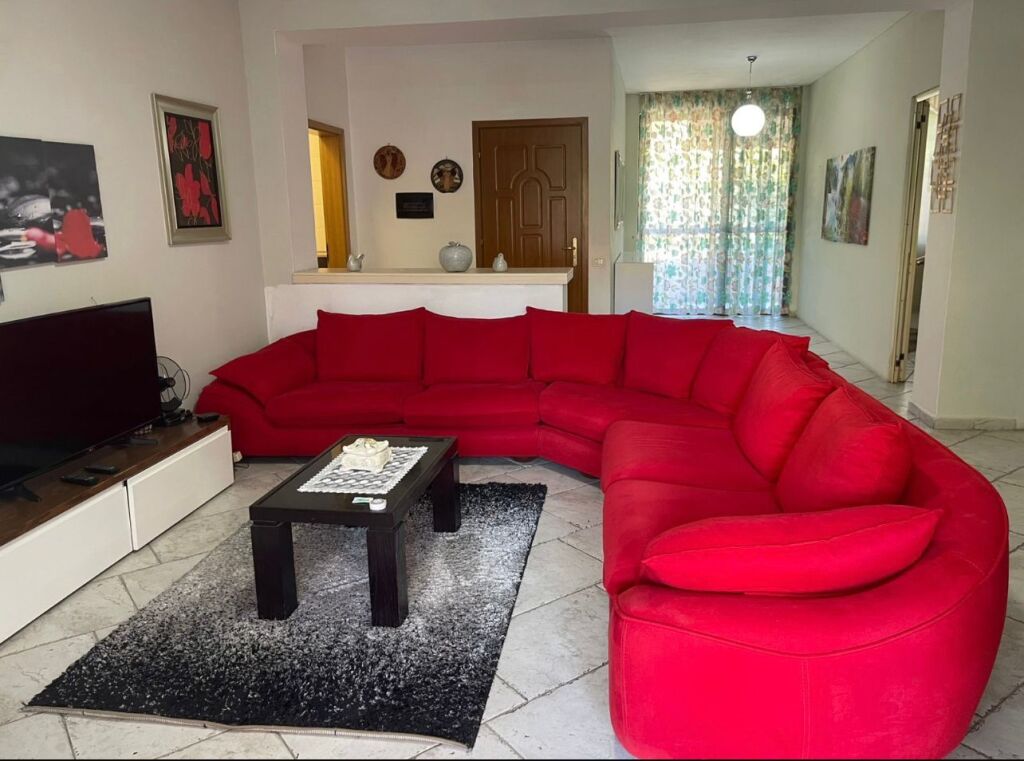 Casa 2+1+2 in affitto, vicino alla Scuola Rossa, via Qemal Stafa, 650 mila lek