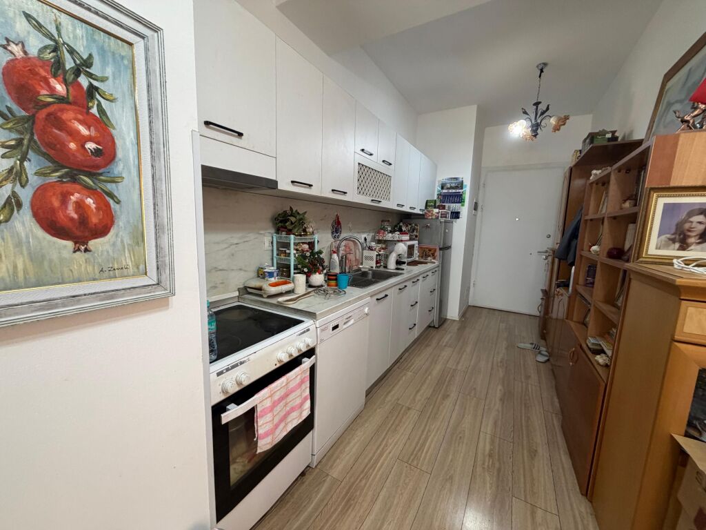 Shitet Apartament 2+1+ballkon tek Kompleksi Mangalem