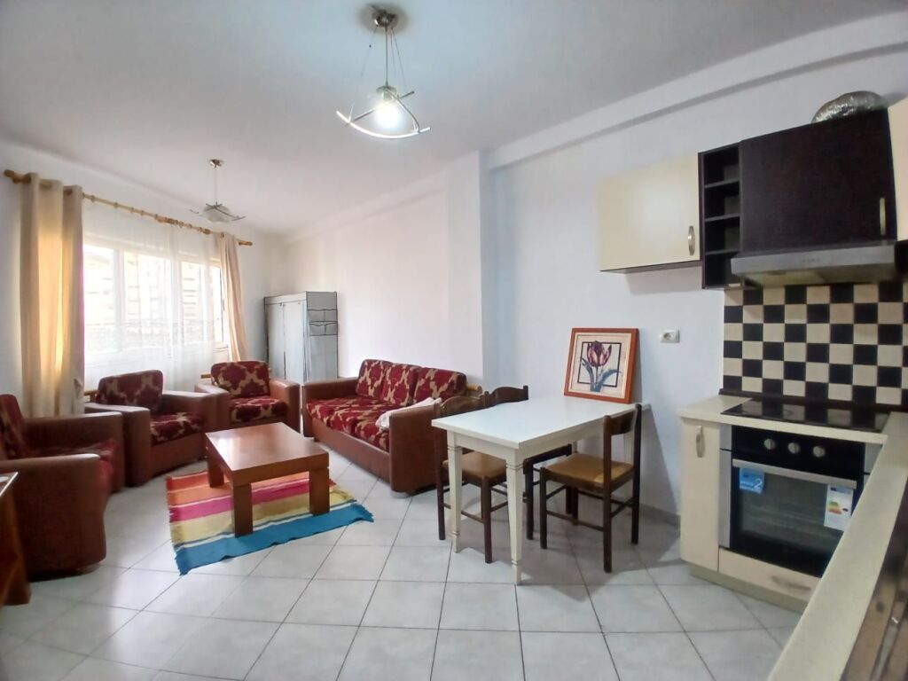 Jepet me qera apartament 2+1 tek ish Stacioni Trenit shume prane Bulevardit Zogu i Pare dhe unazes.
