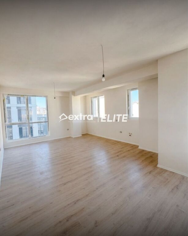 Shitet Apartament 3+1+2 Komuna e Parisit, Tiranë