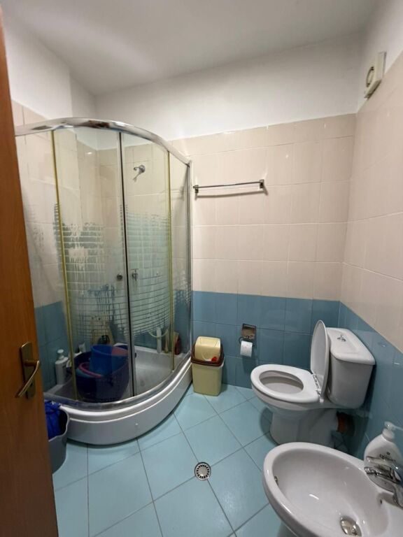 🏡 JEPET ME QERA 2+1 – 📍  Yzberisht (pranë Big Market)💶 Çmimi: 450 € / muaj  