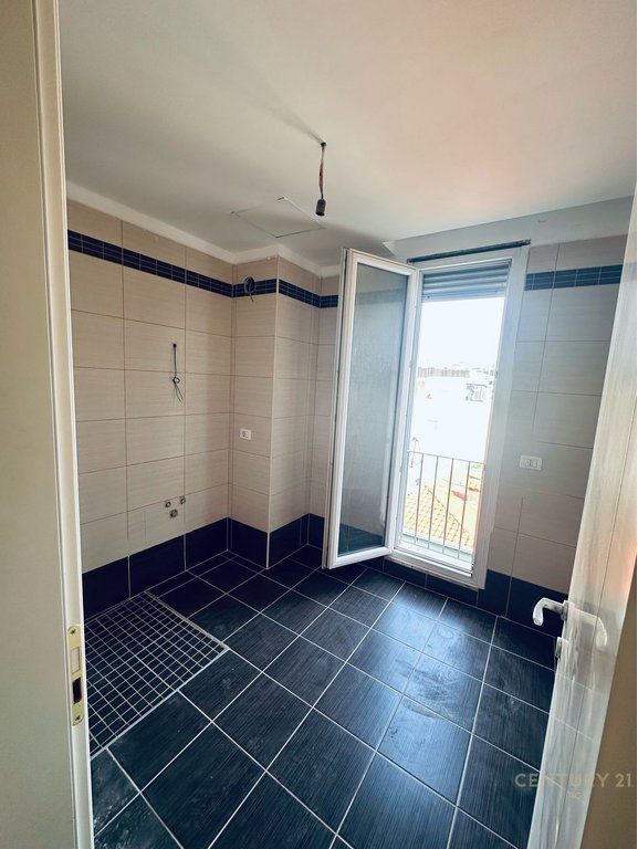 Apartament 2 + 1 për shitje tek Shkëmbi i Kavajës