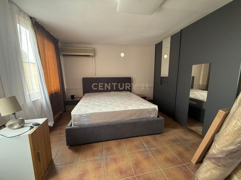 DUPLEX 2+1+2 ME VERANDE PER SHITJE NE RRUGEN E DURRESIT