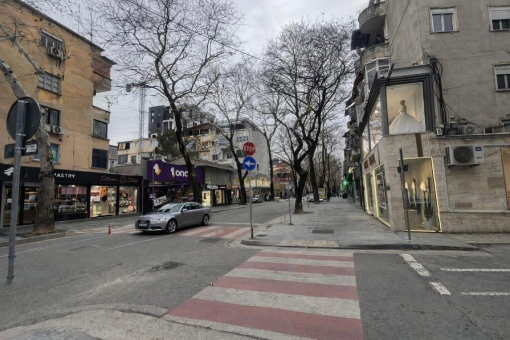 Njesi komerciale me 7 poste parkimi ne myslym shyr per qira