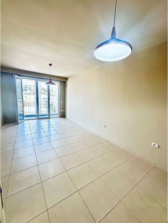 Apartament 2 + 1 për shitje tek Shkëmbi i Kavajës