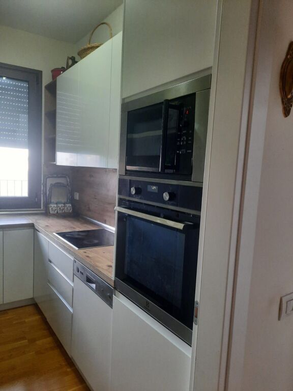 🏡 Apartament 1+1 me Qira – Rruga e Barrikadave 1000 Euro