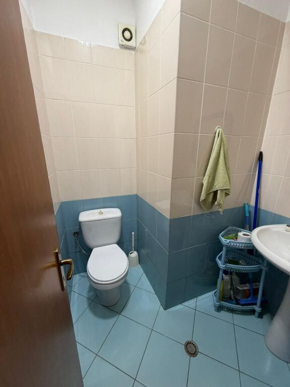 🏡 JEPET ME QERA 2+1 – 📍  Yzberisht (pranë Big Market)💶 Çmimi: 450 € / muaj  