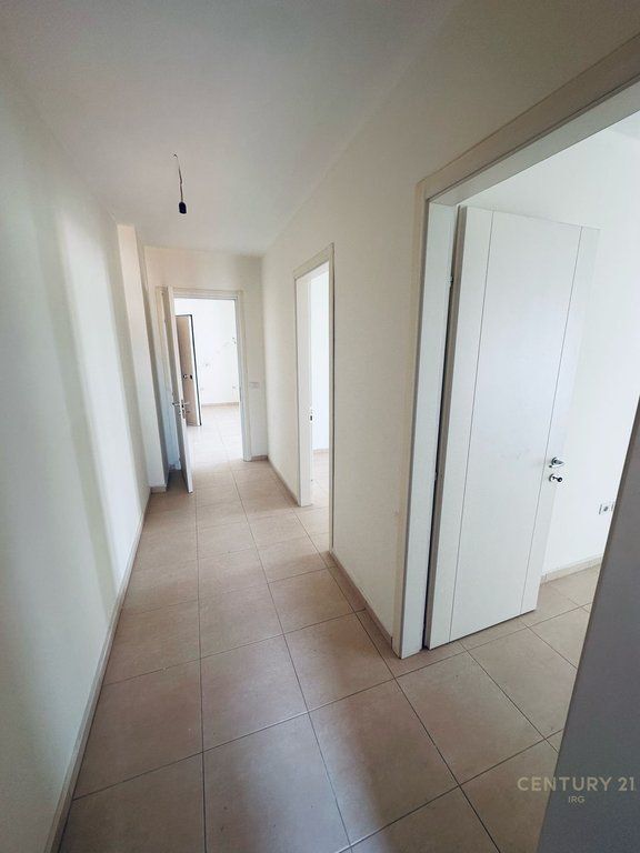 Apartament 2 + 1 për shitje tek Shkëmbi i Kavajës