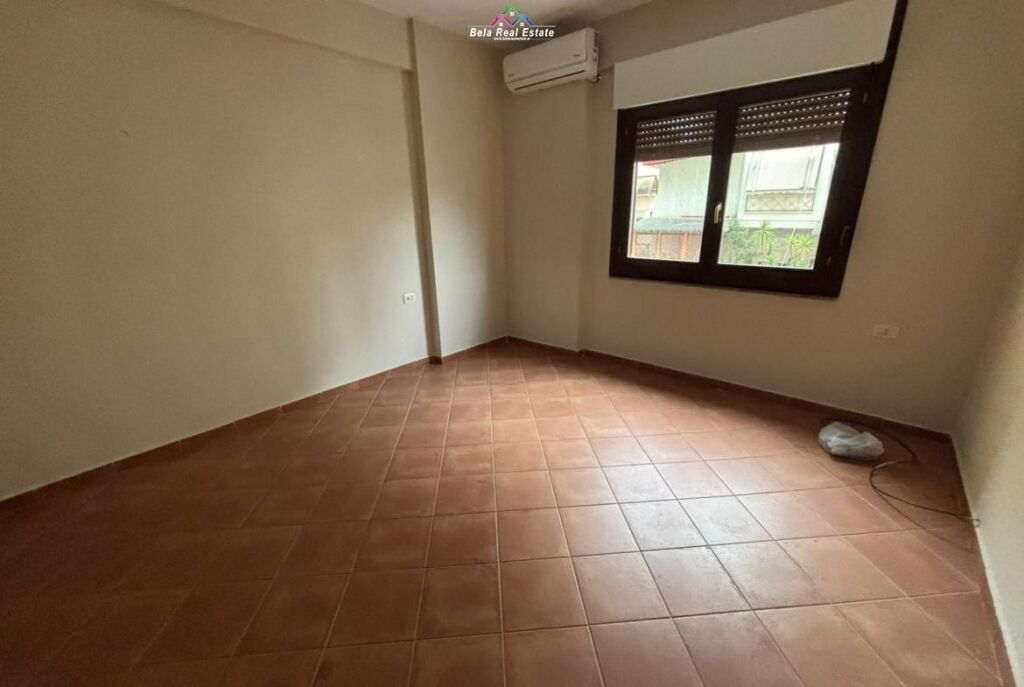 Zyre Me Qera tek Komuna e Parisit ( ID BZ2869) Tirane