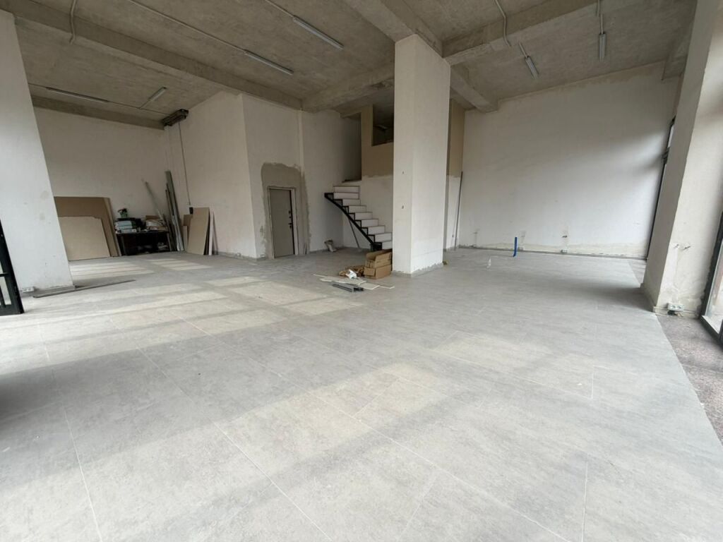 🏢 IN AFFITTO – Locale Commerciale  📍 Vicino all'ex Campo di Aviazione💸Prezzo: 1100 euro/mese